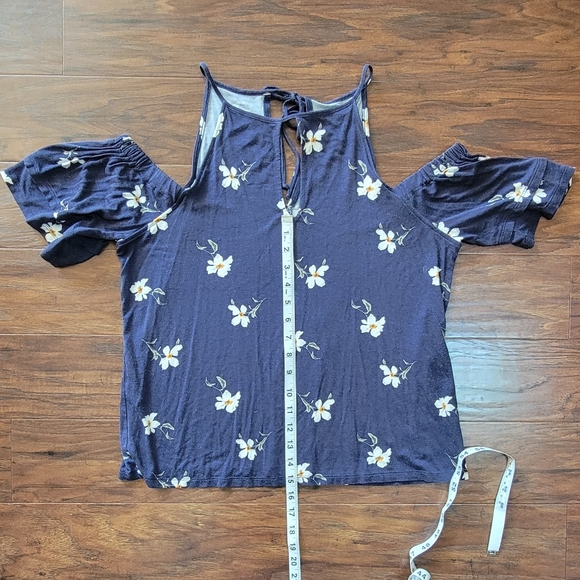 American Eagle Navy Floral Peek-a-Boo Short Sleeved Blouse Size Large - Picture 6 of 7